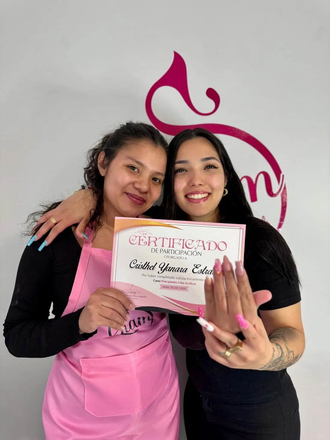 Alumna Cristhel Yanara Estrada con su certificado del curso de uñas acrílicas