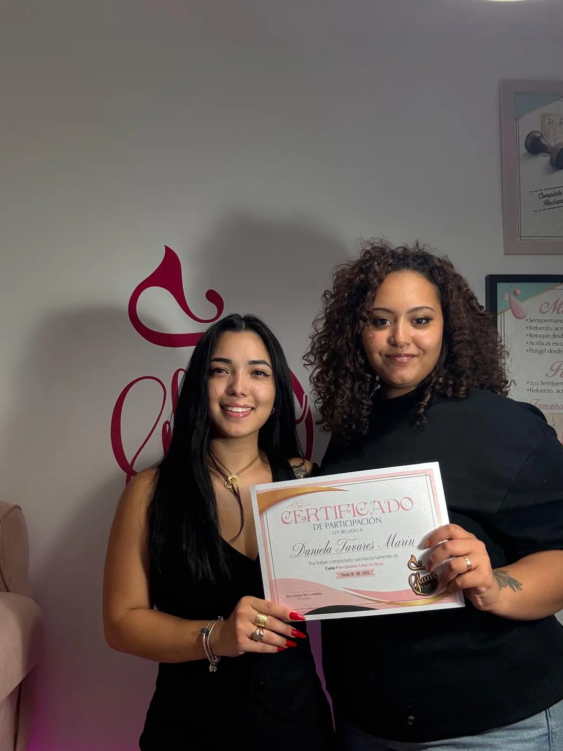 Alumna Daniela Tavares Marín con su certificado del curso de uñas acrílicas