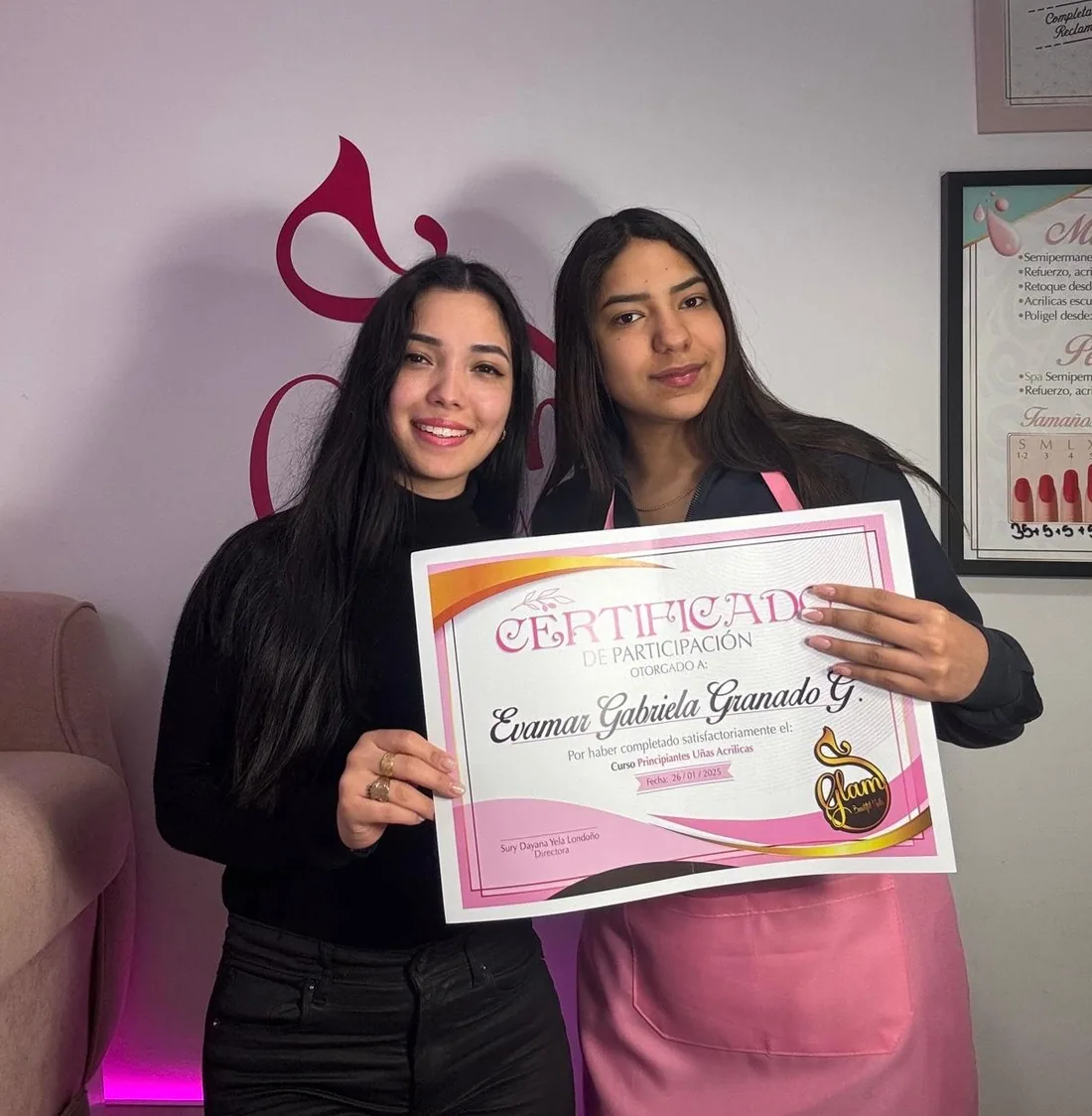 Alumna Evamar Gabriela Granado con su certificado del curso de uñas acrílicas